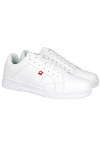 Zapatillas blancas de cuero sintético suave, con punta redondeada, cierre de cordones en la parte delantera y suela de goma texturizada. Pequeño detalle del logotipo en rojo.