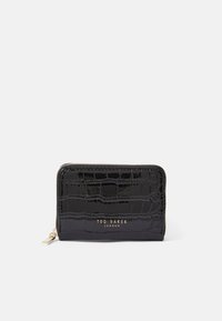Cartera de charol negro con textura de cocodrilo, detalles en dorado y cierre con cremallera. Logotipo mostrado en la parte frontal.