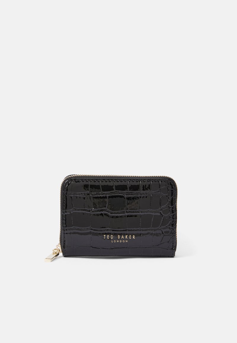 Cartera de charol negro con textura de cocodrilo, detalles en dorado y cierre con cremallera. Logotipo mostrado en la parte frontal.