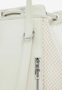Borsa a spalla bianca con esterno in pelle liscia, dettagli in metallo, pannello laterale in rete e zip argentata sulla tasca anteriore.