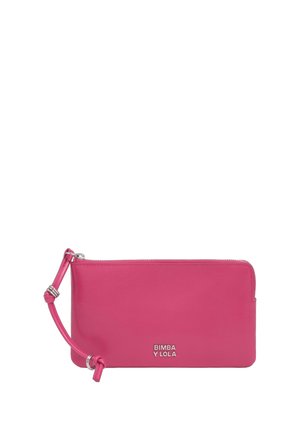 Bolso de mano rectangular brillante de color rosa con cierre de cremallera y logo plateado de Bimba Y Lola en el centro frontal.
