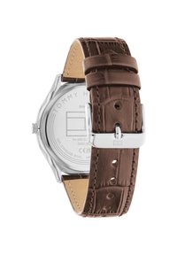 Brauner Lederarmband mit einem Gehäuse aus rostfreiem Stahl. Texturierte Oberfläche, Schnallenverschluss und graviertes Markenlogo auf der Rückseite.