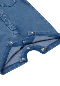 Blauwe denim shirt met een knoopsluiting en drukknopen. Heeft een zachte textuur en een klassieke kraag met contrasterende binnenstof.