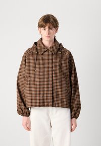 Braun kariertes Jäckchen mit Kapuze, Kordelzügen und elastischen Bündchen, aus leichtem Material mit seitlichen Taschen.