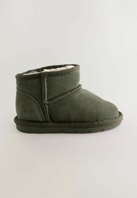 Grüne Wildleder-Ankle-Boots mit einem weichen, weißen Fellfutter und einer flachen Gummisohle. Besitzt gestickte Akzente und ein rundes Zehen-Design.
