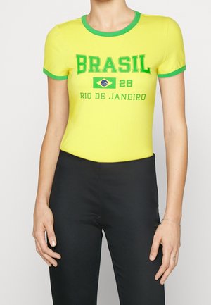 Geel korte mouwen rompertje met groene accenten en grafische tekst: "BRASIL 28 RIO DE JANEIRO" en een kleine Braziliaanse vlag. Glad materiaal.
