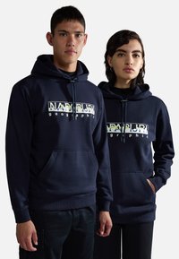 Marineblauwe hoodies met een voorkant zak. Voorzien van een grafisch logo "NAPAPIJRI geographic" in contrasterende kleuren. Katoenen materiaal, verstelbare trekkoorden.