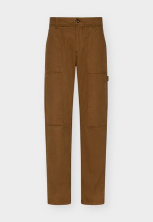 Smeđe cargo hlače od izdržljivog materijala, s ravnim nogavicama, dva velika bočna džepa i kopčanjem na dugme u struku.