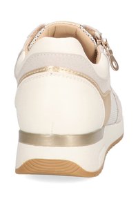 Zapatilla blanca y beige con acabado suave, detalles en dorado, paneles texturizados y cierre de cremallera en el talón. Suela de goma con poco relieve.