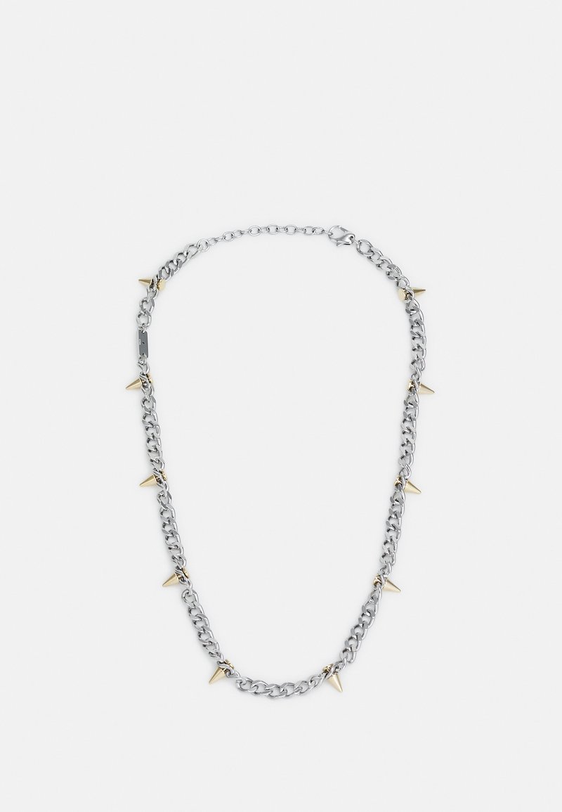 Collana in argento con punte oro, caratterizzata da un design a catena classica e una chiusura a moschettone. La superficie testurizzata aggiunge dimensione.