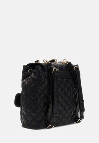 Sac à main en cuir noir matelassé avec quincaillerie dorée, doté de deux anses ajustables et d'une silhouette structurée.