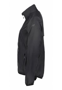 Chaqueta negra con cremallera y cuello alto, hecha de material ligero y suave. Presenta puños elásticos y un logo en la parte superior del brazo.
