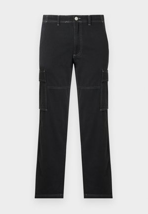 Sorte cargo-bukser med lige ben, sidelommer med klap, bæltestropper og kontrastfulde hvide syninger.