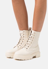 Anna Field Fűzős bokacsizmák - off-white