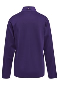 Polo-shirt violet à manches longues avec un col structuré, texture lisse et un petit logo au niveau du cou. Design épuré sans motifs.