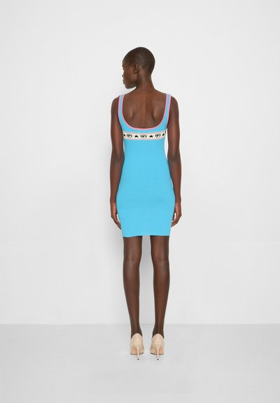 Aansluitend blauwe jurk met een ronde rug, contrasterende roze afwerking en een patroonband om de taille met zwarte ontwerpen. Gladde knit-textuur.