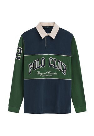 Camiseta de rugby de manga larga con paneles azul marino y verde, cuello beige, número 2 en la manga y texto "Polo Club Beyond Classics" en el frente.