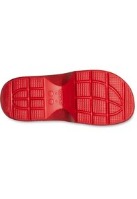 Rote Gummisohle mit strukturierten Grip-Mustern, die einen glatten zentralen Abschnitt und das Markenlogo "crocs" in der Nähe der Ferse aufweist.