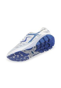 Chaussure de course blanche avec des accents bleus, dotée d'une tige en mesh texturé, d'une semelle rembourrée et d'une semelle en caoutchouc à motif pour une meilleure traction.
