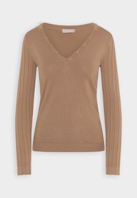 Světle hnědý pletený svetr s dlouhým rukávem, s žebrovanými rukávy a výstřihem do V ozdobeným rovnoměrně rozmístěnými zlatými spirálovými háčky.