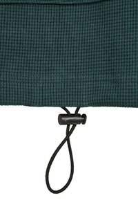Tessuto a coste di un verde scuro con una finitura testurizzata, dotato di un toggle per cordino nero nella parte inferiore per una vestibilità regolabile.