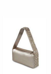 Bolso de mano metálico dorado con forma rectangular. Textura suave, adornado con una asa de cuentas para un detalle adicional. Cierre de cremallera en la parte superior.