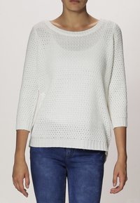Witte gebreide pullover met een losse pasvorm, brede ronde halslijn en driekwart mouwen. Kenmerkt zich door een textuurpatroon en geribde manchetten.