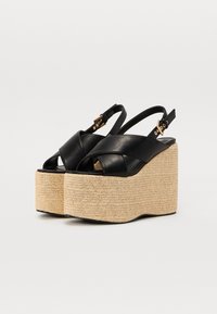Sorte lærplattform sandaler med kryssdesign og justerbar ankelrem. Jute tekstur for kilehælen.