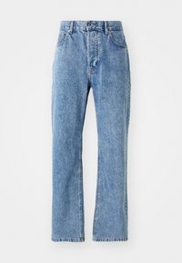 Jean en denim bleu clair avec une taille haute, une coupe large, un style classique à cinq poches et un léger dégradé sur le tissu.