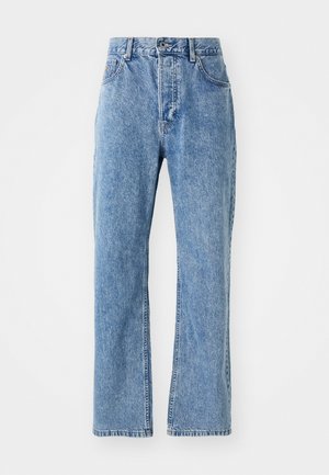 Jeans de mezclilla de color azul claro con un diseño de cintura alta y pierna ancha, estilo clásico de cinco bolsillos y sutil desvanecimiento en la tela.