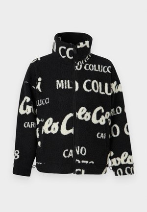Crna jakna od flisa na patentni zatvarač s bijelim velikim, raspršenim tekstom "Colucco" i drugim slovima, ima visok ovratnik i duge rukave.