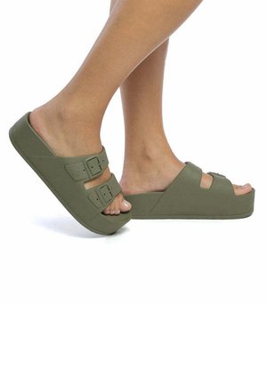Sandales à plateforme vert olive en caoutchouc, avec deux boucles réglables, une chaussure à bout rond et une semelle texturée pour une meilleure adhérence.