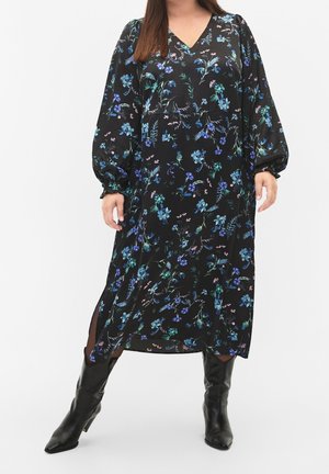 Robe noire à fleurs avec un décolleté en V, des manches longues bouffantes et des fentes sur les côtés. Accentuée de fleurs bleues et vertes sur un tissu doux.