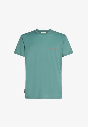 Camiseta de manga corta en verde menta, hecha de una tela suave, con una textura sutil y un pequeño logo rojo de "icebreaker" en el pecho.