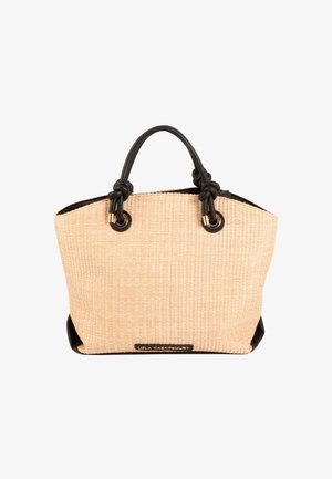 Pleciona torba ze słomy z czarnymi akcentami z imitacji skóry, dwoma supełkowymi uchwytami i metalowymi oczkami. Prostokątny kształt z plakietką z logo.