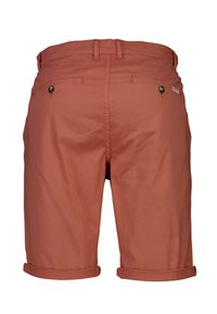 Shorts pour hommes de couleur rouille avec revers roulés, deux poches arrière boutonnées et passants pour ceinture, présentés de dos sur un fond blanc.