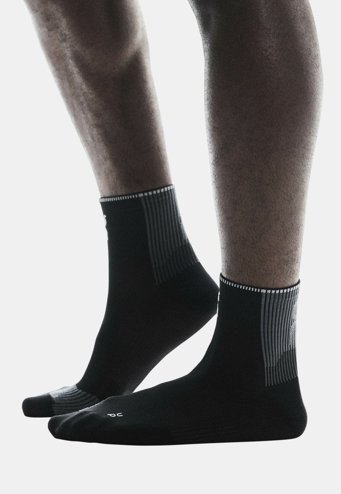 On PERFORMANCE RUN SOCK MID UNISEX - Sports socks - black eclipse