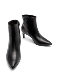 Czarne skórzane botki za kostkę z wydłużonym noskiem, bocznymi zamkami błyskawicznymi i 2-calowymi blokowymi obcasami. Gładka tekstura i prosty design.