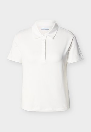 Polo bianca a maniche corte con colletto e patta con bottoni, mostrata su uno sfondo chiaro e semplice.