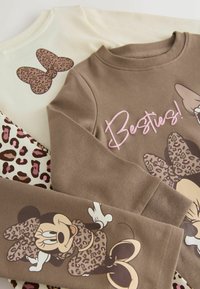 Trzy bluzki z długim rękawem: jedna w kolorze kremowym z brązową kokardą w print w panterkę, jedna brązowa z napisem "Besties!" na różowo, jedna w print w panterkę z postacią z kreskówki.