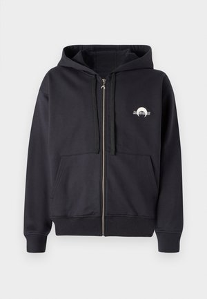 Fekete, cipzáros kapucnis pulóver kenguruzsebbel, bordázott mandzsettákkal és szegéllyel. A bal mellrészen kör alakú grafikai dizájn található. Puha szövettextúra.