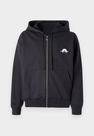 Musta vetoketjuhuppari, jossa on kenguru-tasku, ribbaatut hihansuut ja helma. Vasemmassa rinta-alueessa on pyöreä graafinen kuvasto. Pehmeä kangas.