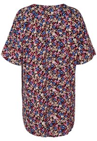 Blouse ample à manches courtes avec un motif floral vif en bleu, rose, rouge et crème sur fond noir.