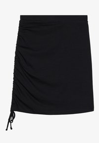 Mini-jupe noire en tissu doux avec fronces sur les côtés et cordon de serrage ajustable. Texture lisse avec un design simple.
