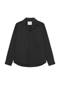 Camisa negra de manga larga hecha de tela suave, con cierre de botones, un bolsillo en el pecho y diseño de cuello clásico.