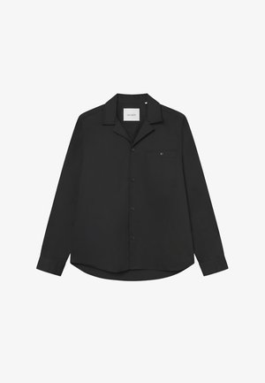 Czarna, długorękawowa koszula z gładkiego materiału, z zapięciem na guziki, pojedynczą kieszenią na piersi oraz klasycznym kołnierzykiem.