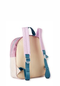 Batoh s růžovým vrškem, béžovými síťovanými stranami a modrozelenými popruhy. Má zipové zapínání a textilní strukturu s odolným povrchem.