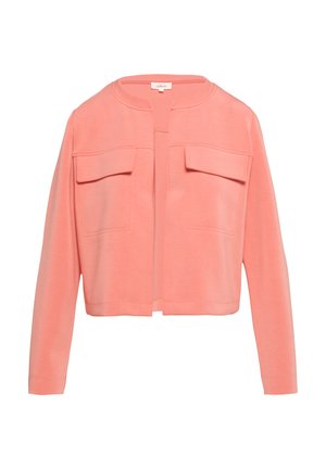 Koraalroze cropped jasje met lange mouwen, ronde halslijn en twee voorzakken met kleppen, ontwerp met open voorkant.