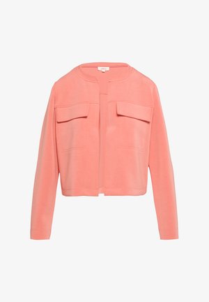 Veste courte à manches longues en corail rose avec un col rond et deux poches plaquées à l'avant, design à l'avant ouvert.