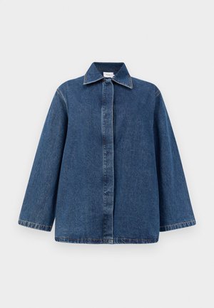 Donkerblauwe spijkerjas met een kraag, voor sluiting met knopen en een losse pasvorm met lange mouwen. Gladde textuur en minimale stikdetails.